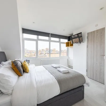 Cozy With Shared Kitchen And Laundry Area