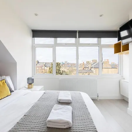 Cozy With Shared Kitchen And Laundry Area Apartment London