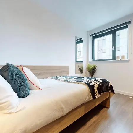 Private Bedrooms With Shared Kitchen, And At Canvas Wembley In Apartment