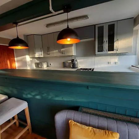 2 Bed Flat, Bounds Green, Piccadilly Line, N11 London