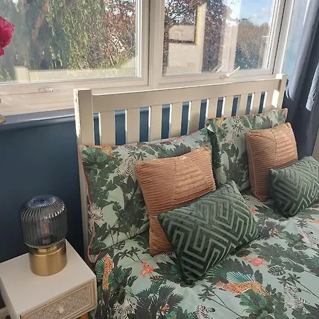 2 Bed Flat, Bounds Green, Piccadilly Line, N11 *