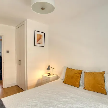 Specious 2 Bedroom Flat - Zone 1 * Londýn
