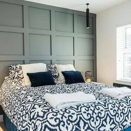 Spacious Modern 2 Bedroom Flat *