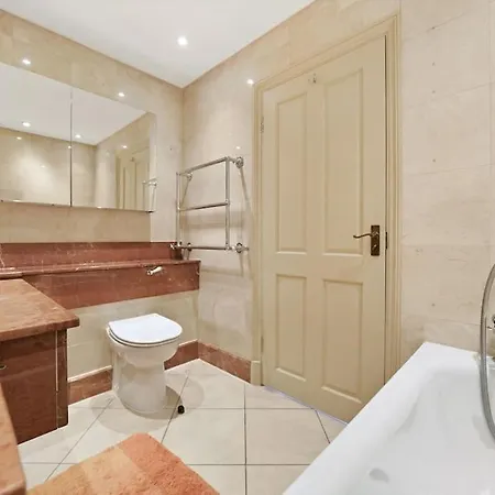 Three Bedroom Flat In Belgravia *