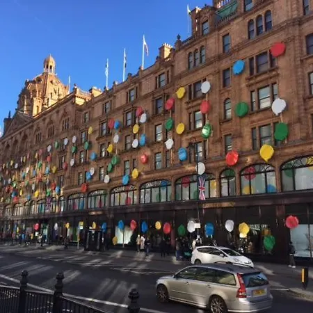 In Knightsbridge Overlooking Harrods Londra