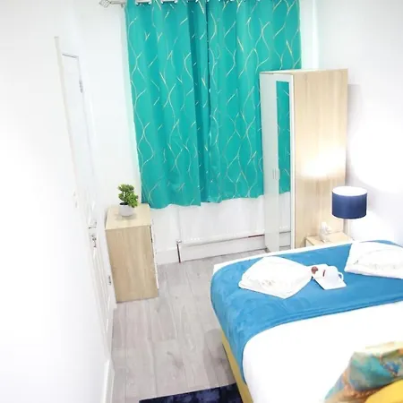 Deluxe 4-bed House Close2 Wembley Stadium Holiday home Hendon