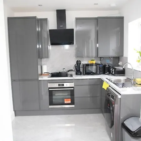 Deluxe 4-bed House Close2 Wembley Stadium Holiday home Hendon