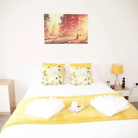 Deluxe 4-bed House Close2 Wembley Stadium Hendon