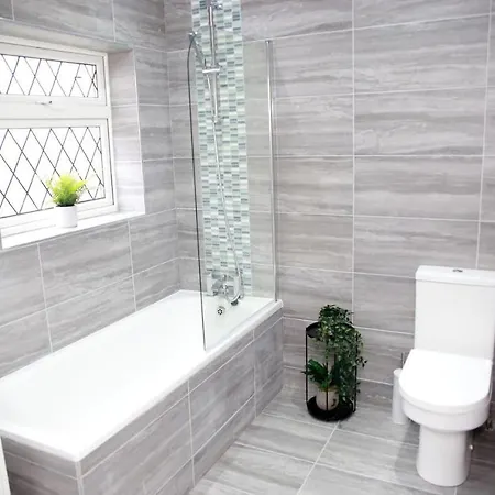 Deluxe 4-bed House Close2 Wembley Stadium Holiday home Hendon