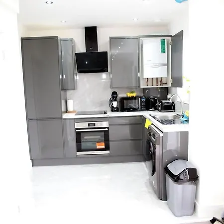 Deluxe 4-bed House Close2 Wembley Stadium