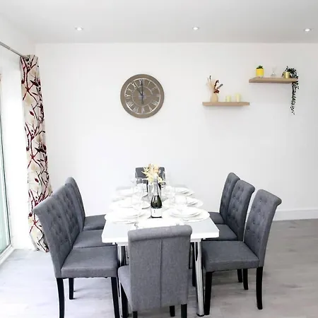 Holiday home Deluxe 4-bed House Close2 Wembley Stadium *