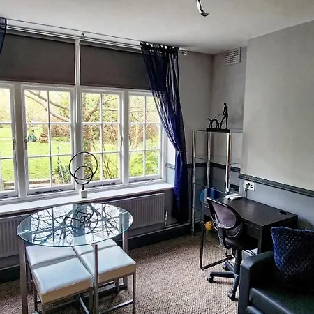 206mm Highgate Apartment