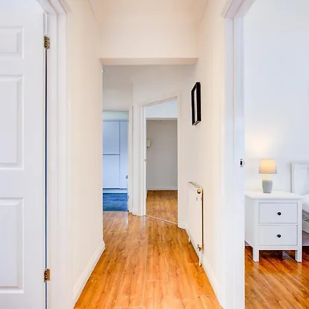 Apartment Stylish Two Bedroom With Free Parking! Romford