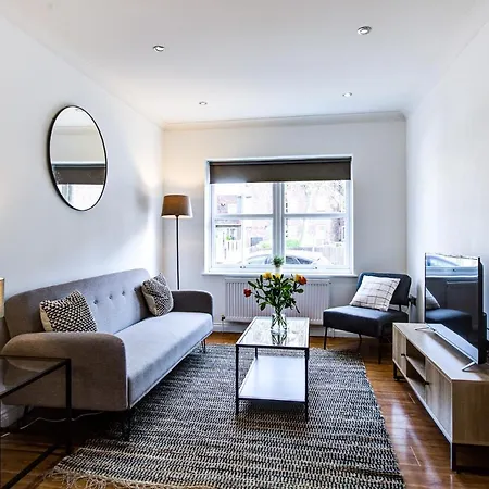 Apartment Stylish Two Bedroom With Free Parking! *