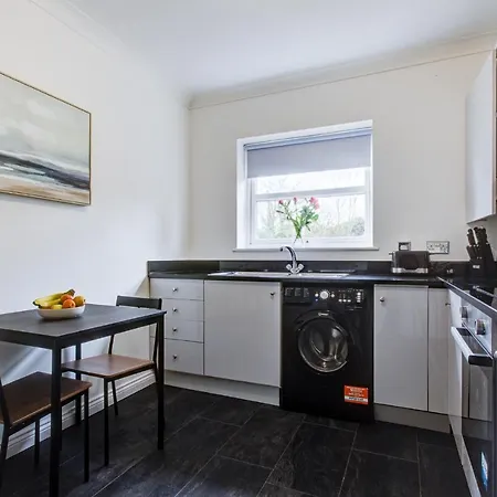 Stylish Two Bedroom With Free Parking! Romford