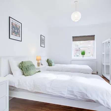 Apartment Stylish Two Bedroom With Free Parking!