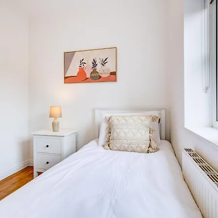 Apartment Stylish Two Bedroom With Free Parking! *