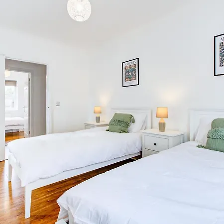 Stylish Two Bedroom With Free Parking! Romford