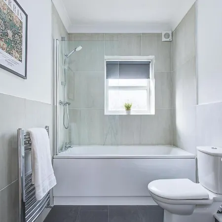 Stylish Two Bedroom With Free Parking! *