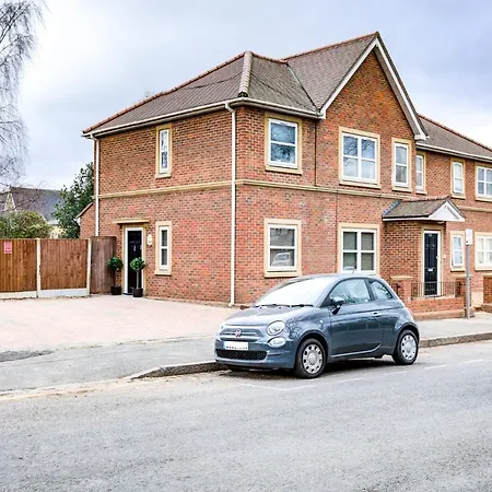 Stylish Two Bedroom With Free Parking! Romford