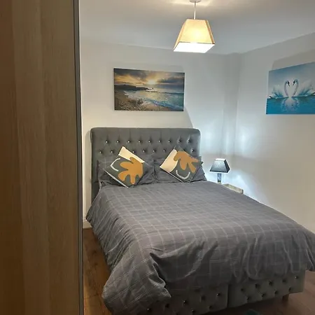 Beautiful Street Dream Ground Floor One Bedroom Apartment *