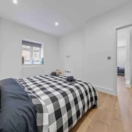 Apartment Sleep 8 9elms London