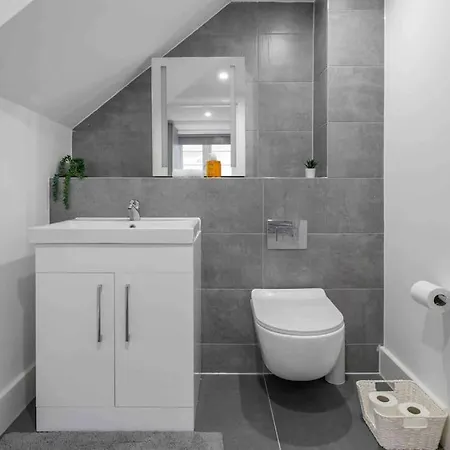 Apartment Sleep 8 9elms London