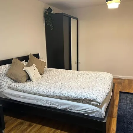 Perfect For Families And Friends - 2 Bedroom In - Peckham *