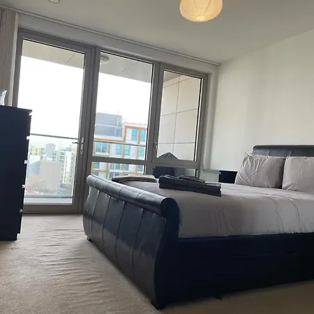 Apartment Spacious Flat In Manor House, London