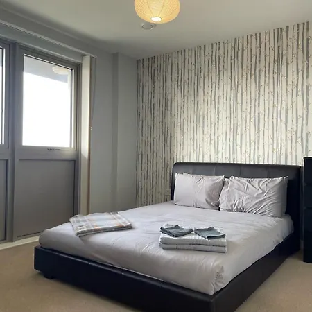 Spacious Flat In Manor House, London