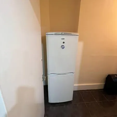 Apartment 003- Lovely 1-bedroom Very Close To London