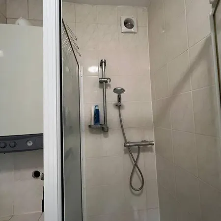 Apartment 003- Lovely 1-bedroom Very Close To London