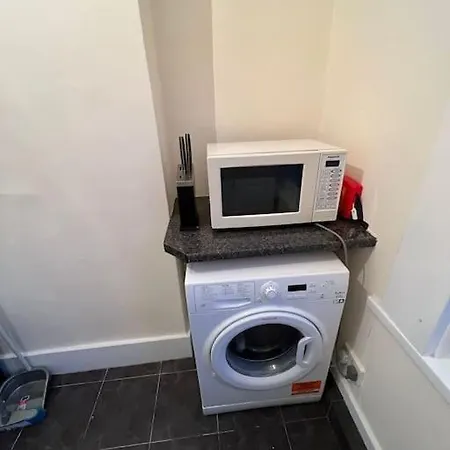 003- Lovely 1-bedroom Very Close To Apartment *
