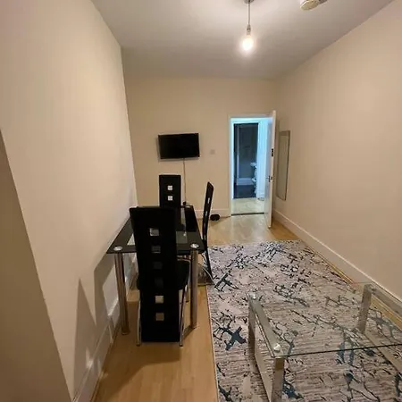 003- Lovely 1-bedroom Very Close To * London