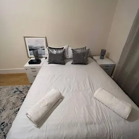 Apartment 003- Lovely 1-bedroom Very Close To London