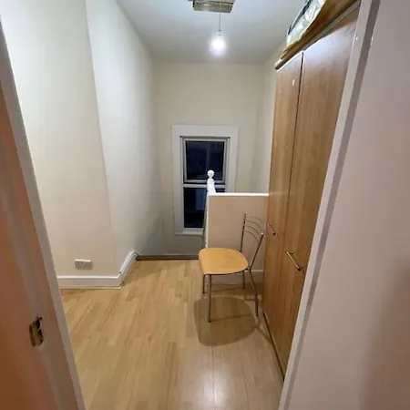 003- Lovely 1-bedroom Very Close To London