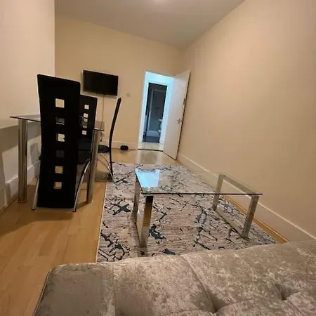 003- Lovely 1-bedroom Very Close To Apartment