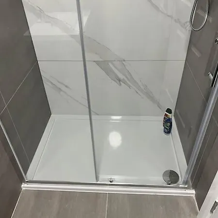 Apartment 004- Brand New 1 Bedroom F1 *