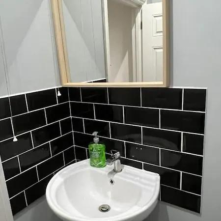 Apartment 001- Lovely 3-bedroom Very Close To Oxford Street
