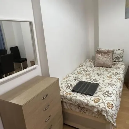 Apartment 001- Lovely 3-bedroom Very Close To Oxford Street *