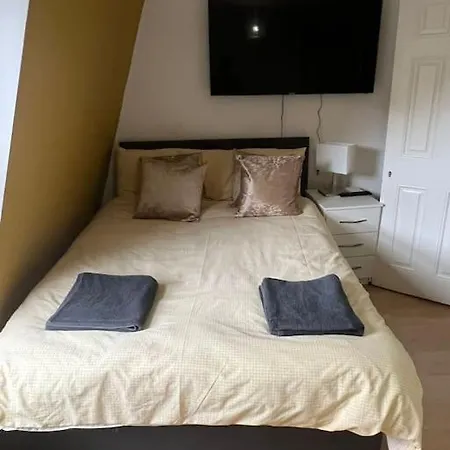 Apartment 001- Lovely 3-bedroom Very Close To Oxford Street
