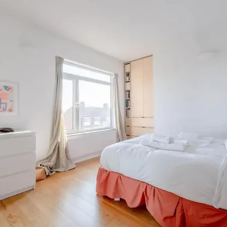Peaceful 2 Bedroom Flat With Roof Terrace - Hackney Apartment