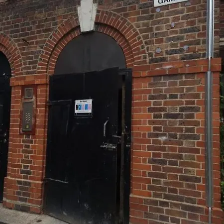 Beautiful 2 Bedroom Flat In Frampton Street London