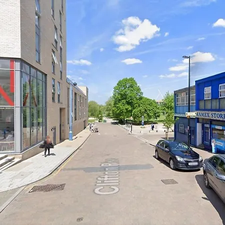 Super Studio With Two Bedrooms - Five Minutes From The Station! * Londen