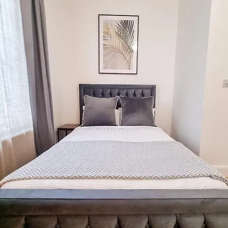 Designer Flat With Parking Near Peckham & Brixton London