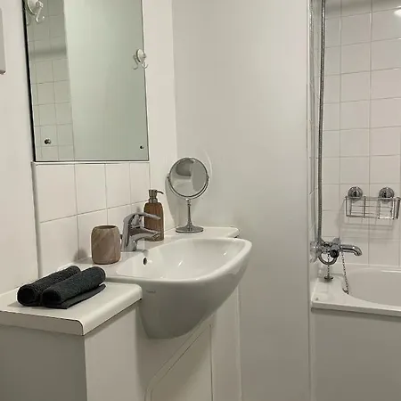 Spacious Flat In Manor House, Apartment London