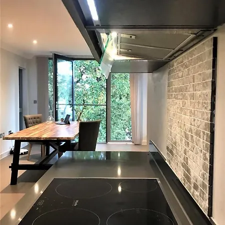 Lovely In Modern London Homestay