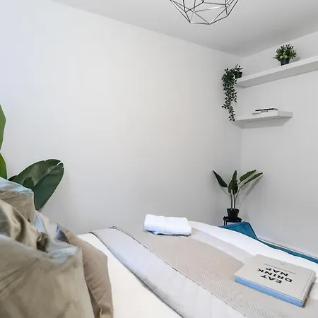 Chic 3 Bed Near Bridge With Balcony