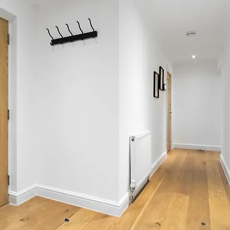 Chic 3 Bed Near Bridge With Balcony Apartment