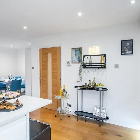 Apartment Chic 3 Bed Near Bridge With Balcony London